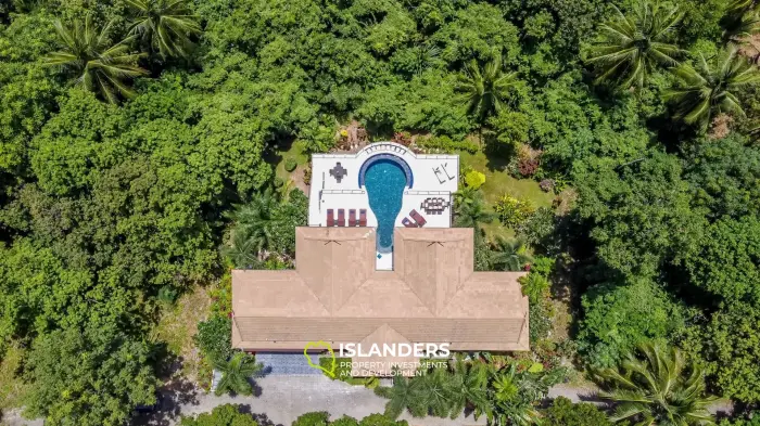 Luxury 5 bdrm pool villa overlooking ocean and rainforest