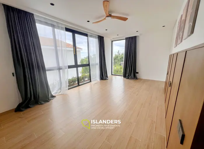 Amplia villa de 3 habitaciones con piscina y vistas al jardín verde.