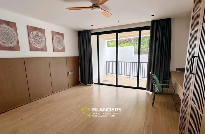 Amplia villa de 3 habitaciones con piscina y vistas al jardín verde.