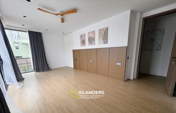 Amplia villa de 3 habitaciones con piscina y vistas al jardín verde.