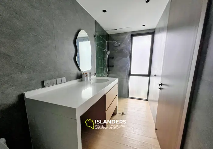 Amplia villa de 3 habitaciones con piscina y vistas al jardín verde.