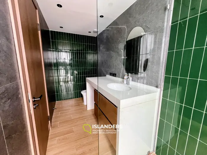 Amplia villa de 3 habitaciones con piscina y vistas al jardín verde.