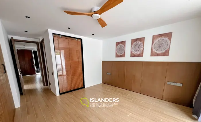 Amplia villa de 3 habitaciones con piscina y vistas al jardín verde.