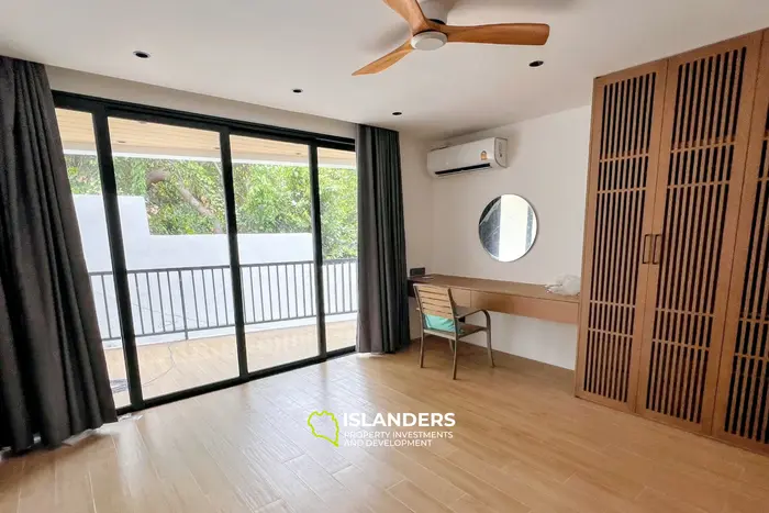 Amplia villa de 3 habitaciones con piscina y vistas al jardín verde.