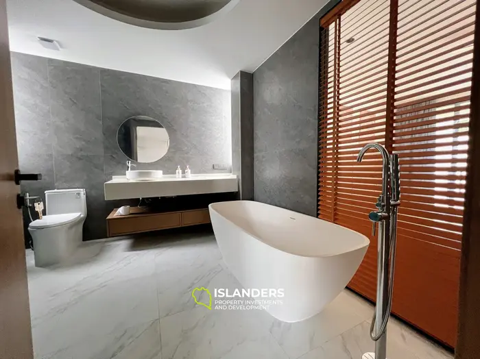 Amplia villa de 3 habitaciones con piscina y vistas al jardín verde.