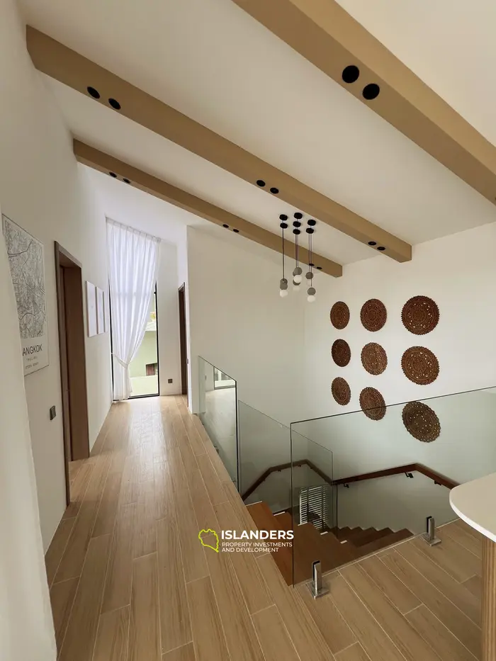 Amplia villa de 3 habitaciones con piscina y vistas al jardín verde.