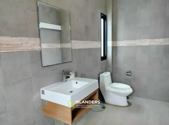 Apartamentos modernos de 2 habitaciones con grandes ventanas panorámicas.