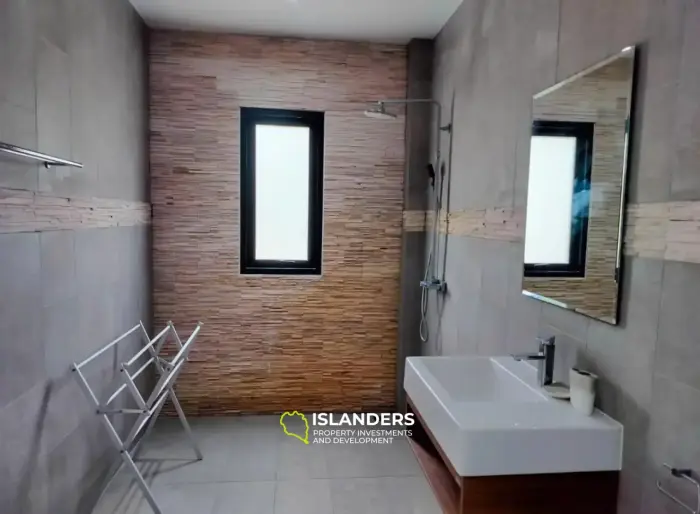 Apartamentos modernos de 2 habitaciones con grandes ventanas panorámicas.
