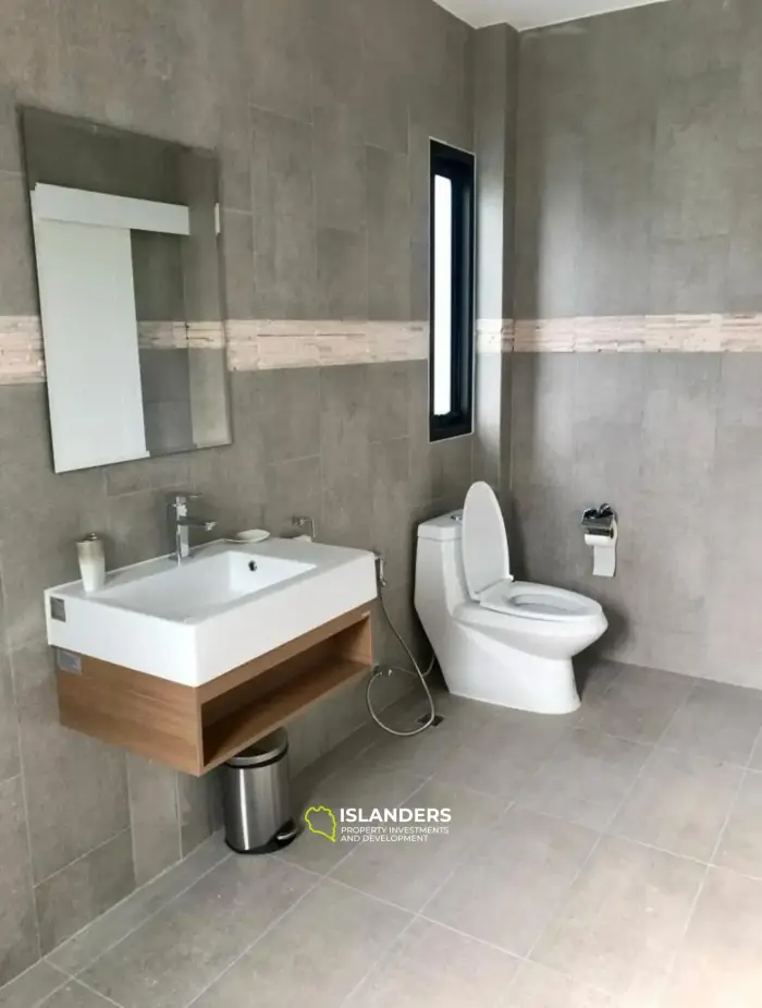 Apartamentos modernos de 2 habitaciones con grandes ventanas panorámicas.