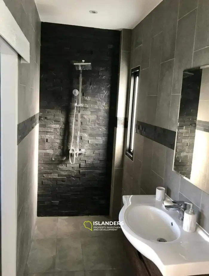Apartamentos modernos de 2 habitaciones con grandes ventanas panorámicas.