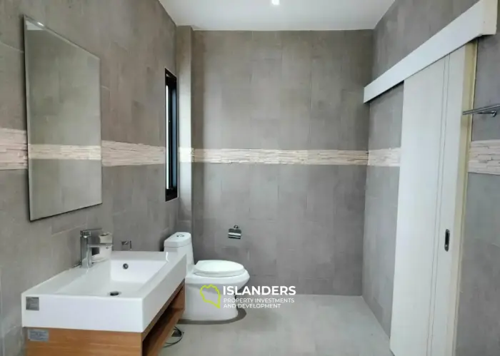 Apartamentos modernos de 2 habitaciones con grandes ventanas panorámicas.