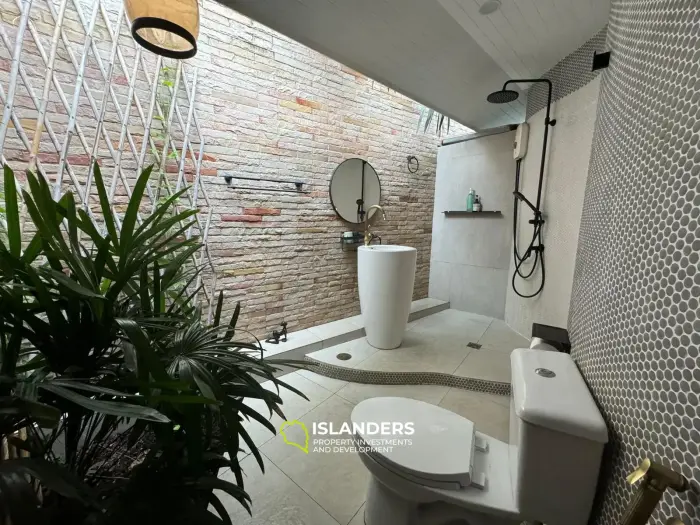 Villa avec piscine de 2 chambres, bibliothèque pour enfants et grenier.