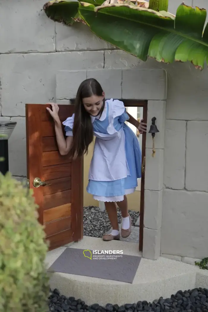 Villa avec piscine de 2 chambres, bibliothèque pour enfants et grenier.