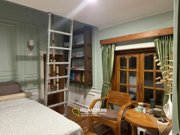 Villa avec piscine de 2 chambres, bibliothèque pour enfants et grenier.