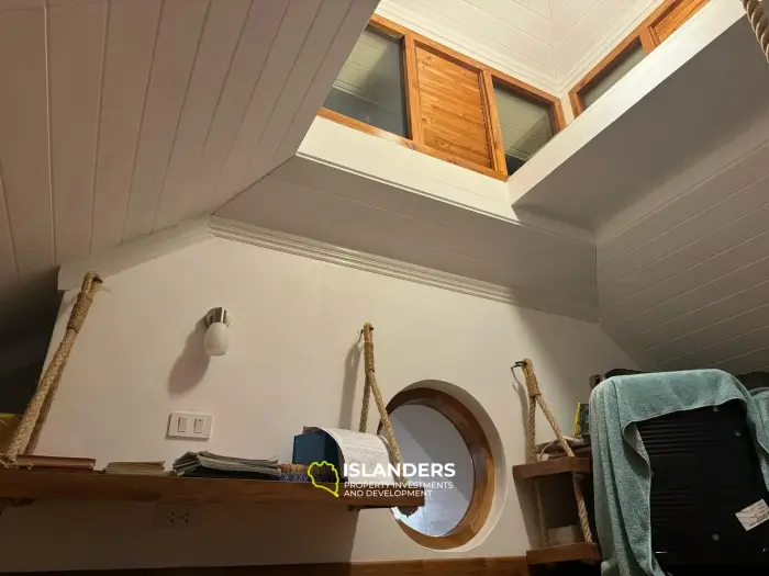 Villa avec piscine de 2 chambres, bibliothèque pour enfants et grenier.