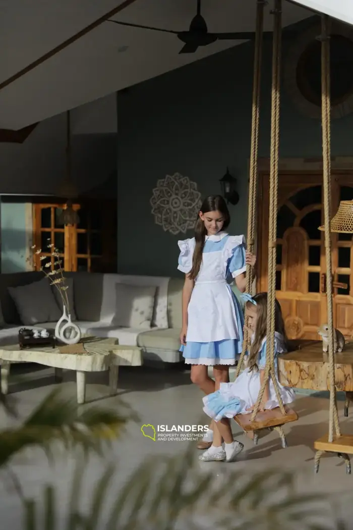 Villa avec piscine de 2 chambres, bibliothèque pour enfants et grenier.