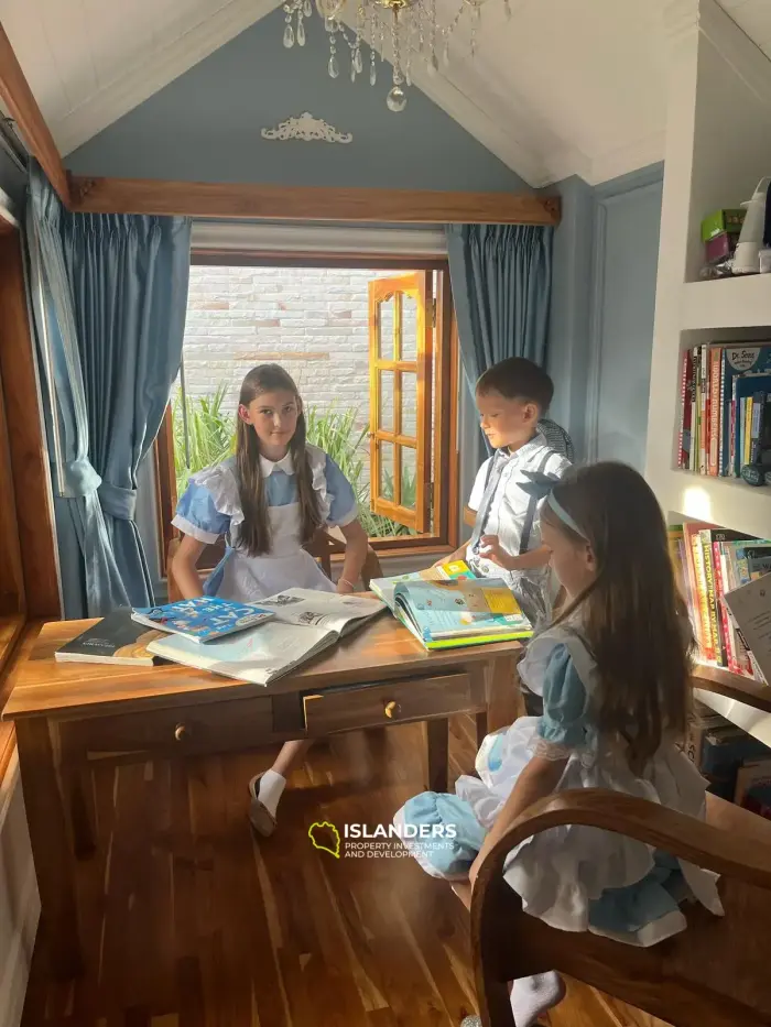 Villa avec piscine de 2 chambres, bibliothèque pour enfants et grenier.