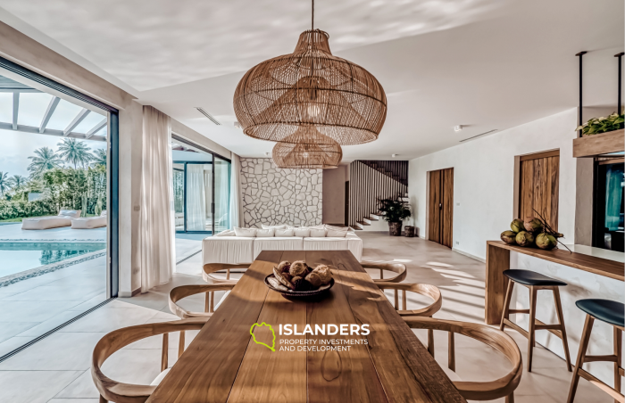 Villa de 3 habitaciones con piscina infinita y muebles.