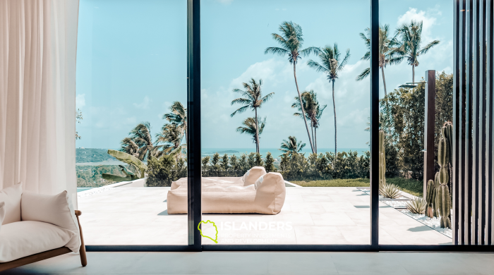 Villa de 3 habitaciones con piscina infinita y muebles.
