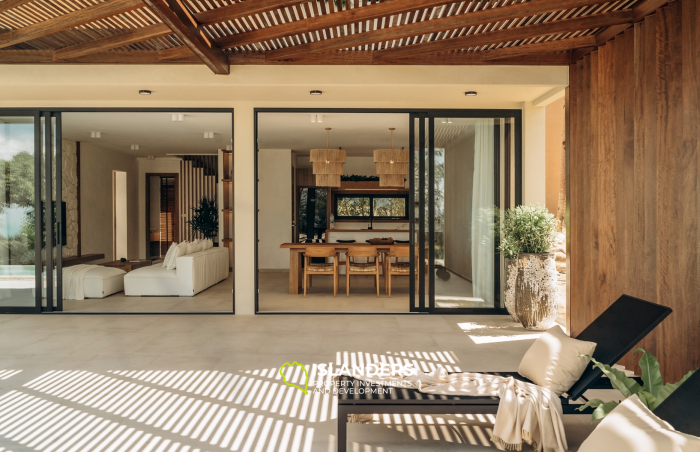 Villa de 3 habitaciones con piscina infinita y muebles.