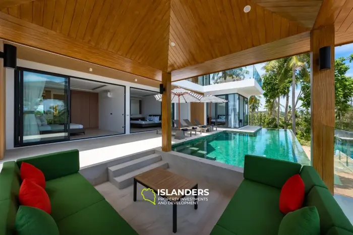 Villa de style avec 3 chambres et piscine surplombant la mer et l'île voisine.