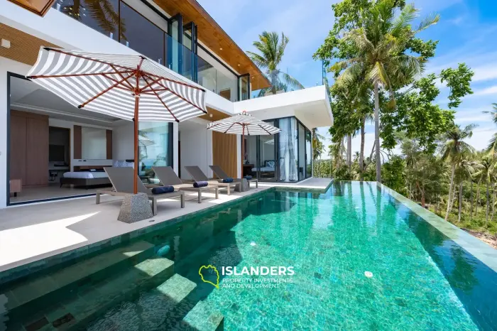 Villa de style avec 3 chambres et piscine surplombant la mer et l'île voisine.