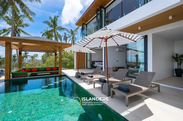 Villa de style avec 3 chambres et piscine surplombant la mer et l'île voisine.
