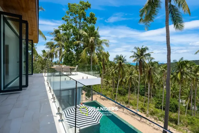 Villa de style avec 3 chambres et piscine surplombant la mer et l'île voisine.