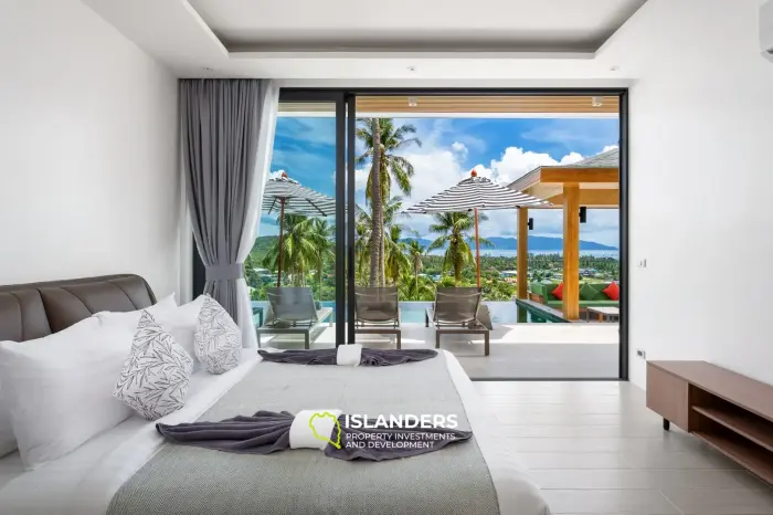 Villa de style avec 3 chambres et piscine surplombant la mer et l'île voisine.