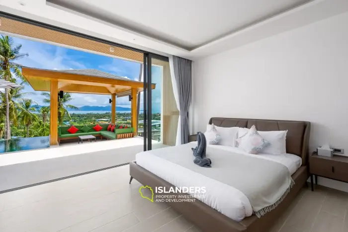 Villa de style avec 3 chambres et piscine surplombant la mer et l'île voisine.