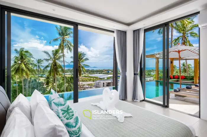 Villa de style avec 3 chambres et piscine surplombant la mer et l'île voisine.