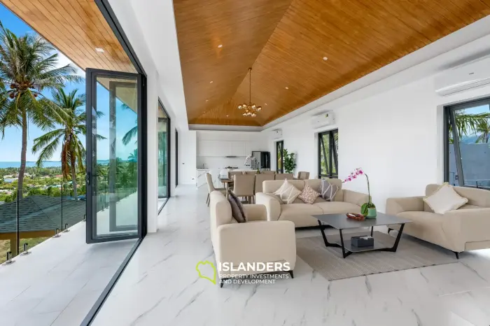 Villa de style avec 3 chambres et piscine surplombant la mer et l'île voisine.