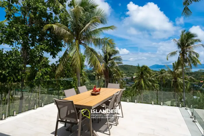 Villa de style avec 3 chambres et piscine surplombant la mer et l'île voisine.