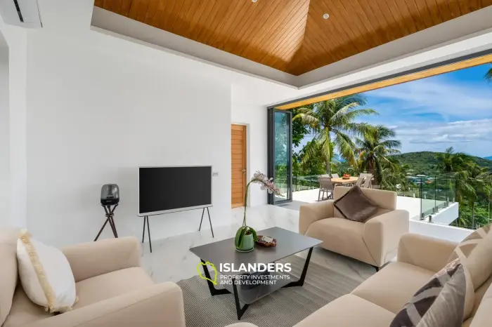 Villa de style avec 3 chambres et piscine surplombant la mer et l'île voisine.