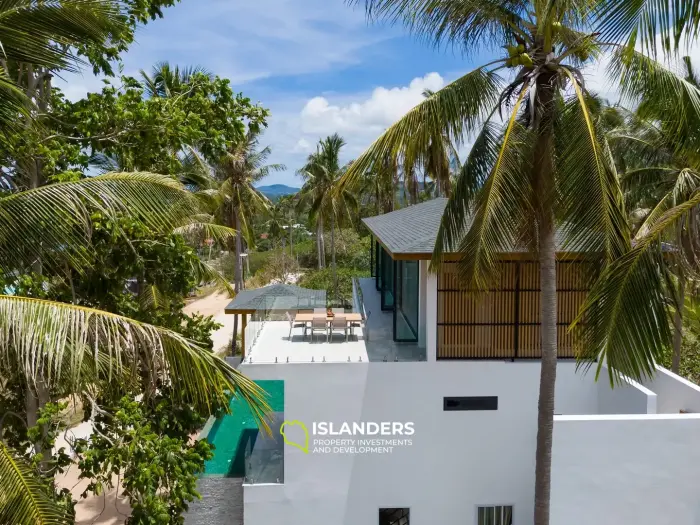 Villa de style avec 3 chambres et piscine surplombant la mer et l'île voisine.