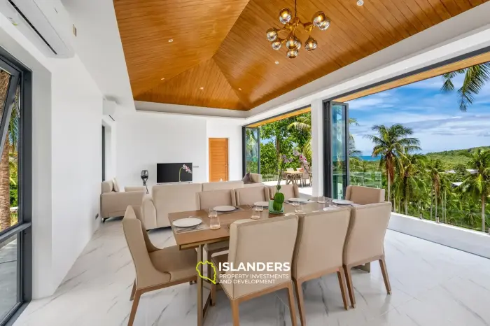 Villa de style avec 3 chambres et piscine surplombant la mer et l'île voisine.