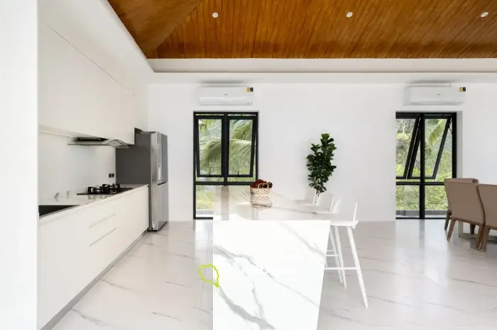 Villa de style avec 3 chambres et piscine surplombant la mer et l'île voisine.
