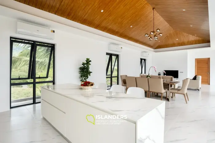 Villa de style avec 3 chambres et piscine surplombant la mer et l'île voisine.
