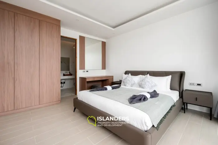 Villa de style avec 3 chambres et piscine surplombant la mer et l'île voisine.