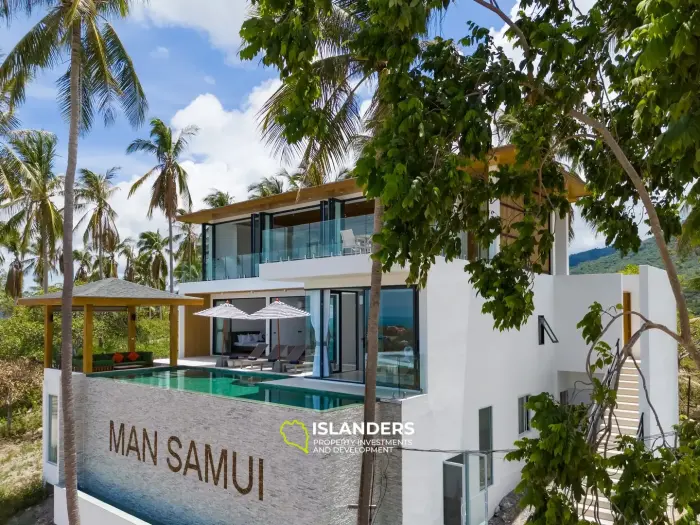 Villa de style avec 3 chambres et piscine surplombant la mer et l'île voisine.