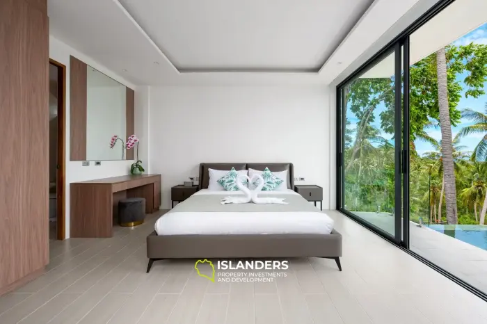 Villa de style avec 3 chambres et piscine surplombant la mer et l'île voisine.