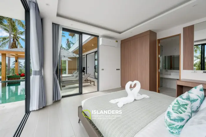 Villa de style avec 3 chambres et piscine surplombant la mer et l'île voisine.