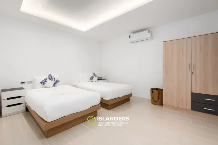 Villa de style avec 3 chambres et piscine surplombant la mer et l'île voisine.