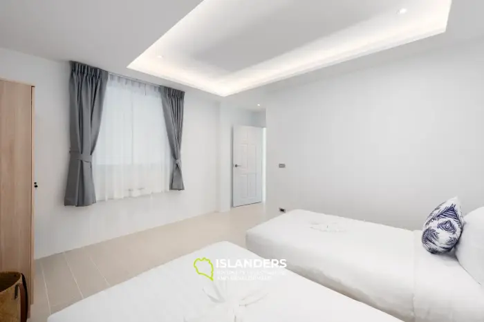 Villa de style avec 3 chambres et piscine surplombant la mer et l'île voisine.