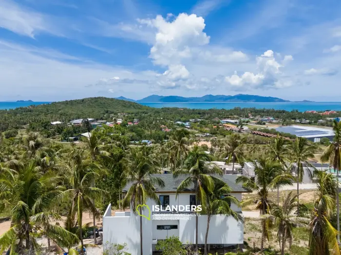 Villa de style avec 3 chambres et piscine surplombant la mer et l'île voisine.