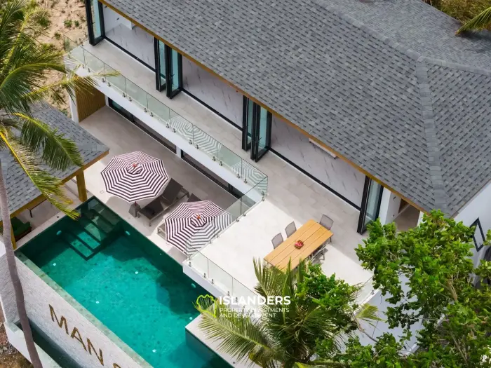 Villa de style avec 3 chambres et piscine surplombant la mer et l'île voisine.