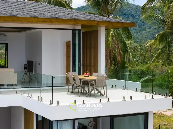 Villa de style avec 3 chambres et piscine surplombant la mer et l'île voisine.
