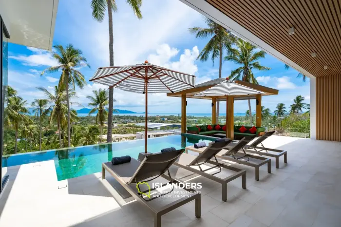 Villa de style avec 3 chambres et piscine surplombant la mer et l'île voisine.