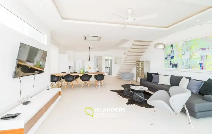 Two-storey pool villa 4 bdrm with access to private beach