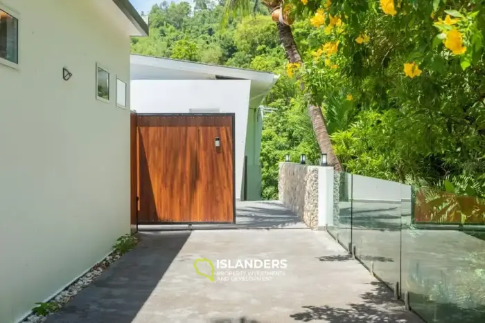 Spacious 5 bdrm pool villa with 180 degree sea view
